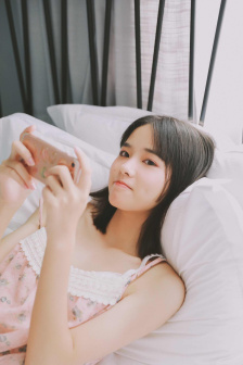 女人趴下脱了内裤光着打屁股